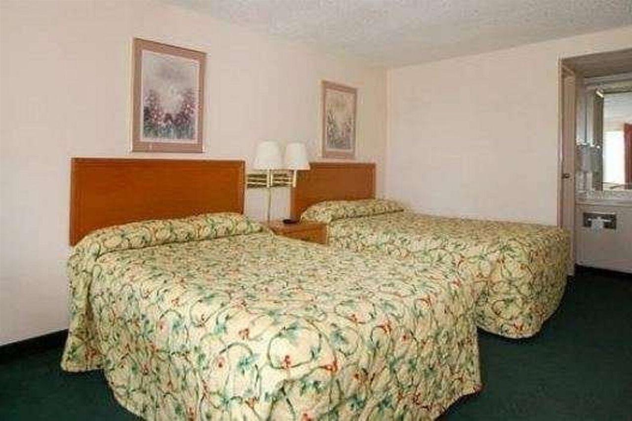 Knights Inn Елірія Екстер'єр фото