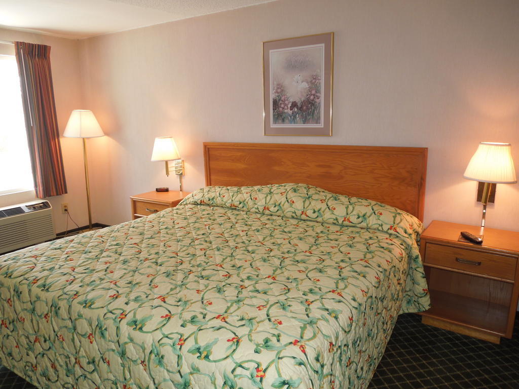 Knights Inn Елірія Номер фото