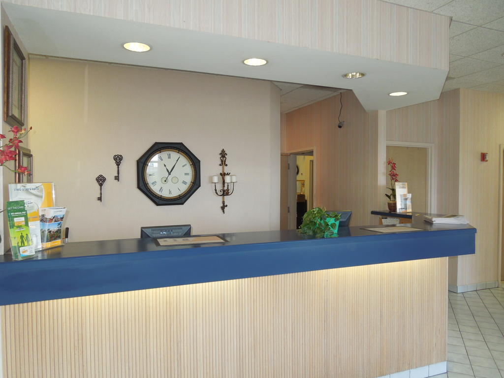 Knights Inn Елірія Екстер'єр фото