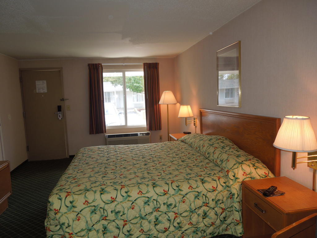 Knights Inn Елірія Номер фото